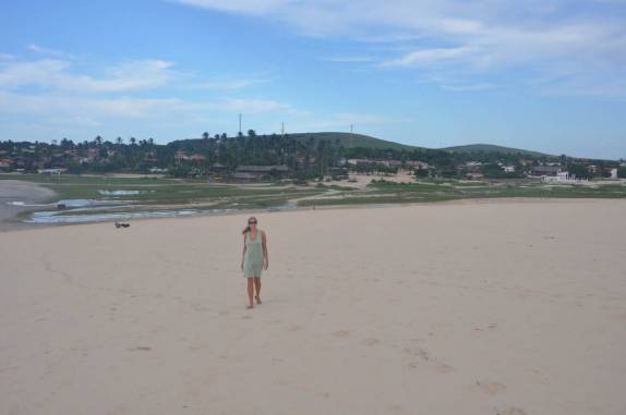 Subindo a duna do pôr-do-sol no fim de tarde em Jericoacoara - CE